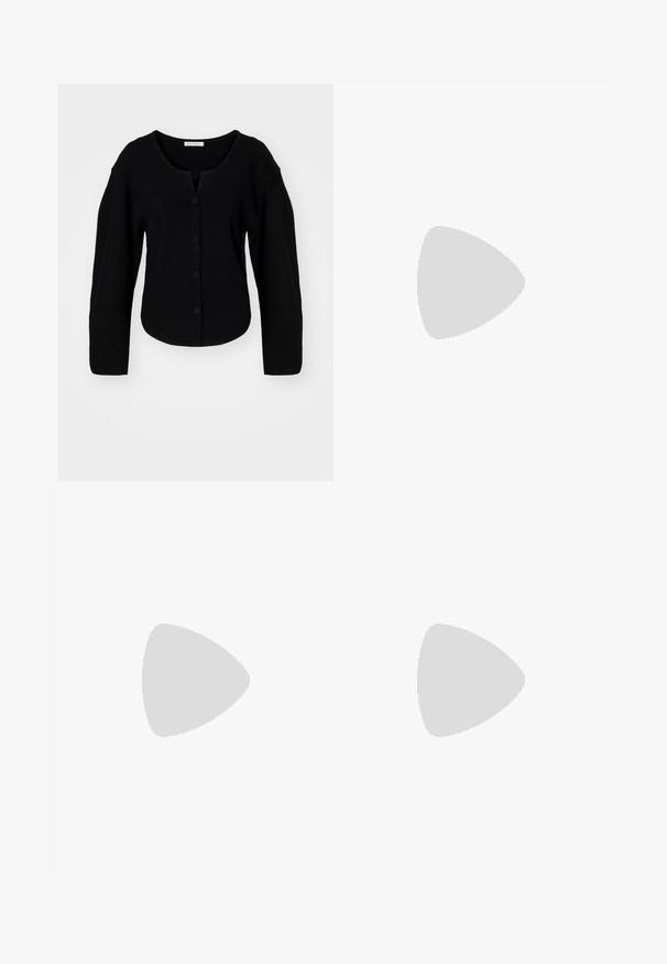 Cardigan negru, din tricot cu răboi, cu guler rotund, închidere cu nasturi și mâneci largi. Are o croială scurtă și o textură moale.; Rochie maxi neagră, fără bretele, confecționată dintr-un material moale și elastic. Croi ajustat pe corp, cu o fustă plisată, material fluid și textură netedă.; Sandelă din piele neagră cu vârf pătrat, curele subțiri, curea ajustabilă la gleznă și toc mic. Prezintă un mic accent auriu pe curea.; Geantă din piele cu model de crocodil negru, cu un design structurat, mână superioară, curea ajustabilă și un detaliu proeminent cu logo pe față.; Cercei din aur cu un design neted și rotunjit, având un finisaj lustruit. Cerceii au o formă compactă și chunky și un închizător fără sudură.