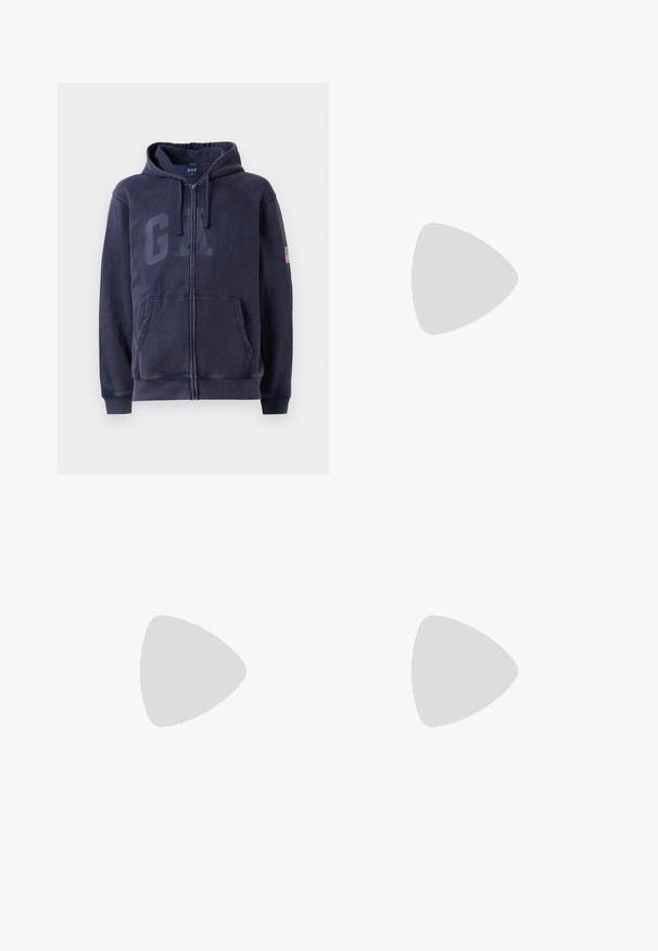 Sudadera con cremallera de color navy hecha de una mezcla de algodón, con un gran logo "GAP" en la parte delantera, capucha con cordón y bolsillos laterales.; Camiseta de algodón blanca con un gráfico de un vaquero rojo y un caballo en el lado izquierdo del pecho, con el texto "DÍAS DE RODEO" debajo del diseño.; Pantalones de mezcla de algodón negros con corte ajustado, que presentan un cierre de botón, bolsillos y puños enrollados para un acabado casual.; Zapatillas deportivas blancas con un upper de punto texturizado, cordones planos y una suela acolchada con cámaras de aire visibles para mayor soporte.