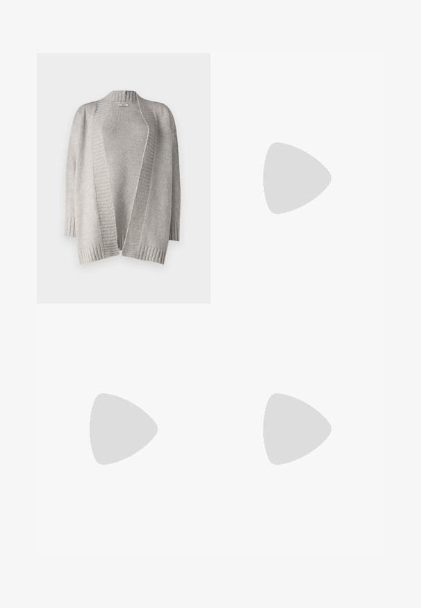 Lys grå cardigan laget av mykt strikket materiale. Har åpen front, droppede skuldre, ribbet kant og teksturert søm.; Svart bomulls T-skjorte med korte ermer, med en liten rosa sommerfugl grafikk på venstre bryst. Crew-neck design med en avslappet passform.; Svarte vide bukser med rynket liv, med to sidelommer og et glatt, lett stoff. Ingen synlige mønstre eller metalldeler.; Sorte plattformsandaletter med kraftige såler og flere stropper, med metallspenner og en jevn lær-lignende tekstur.
