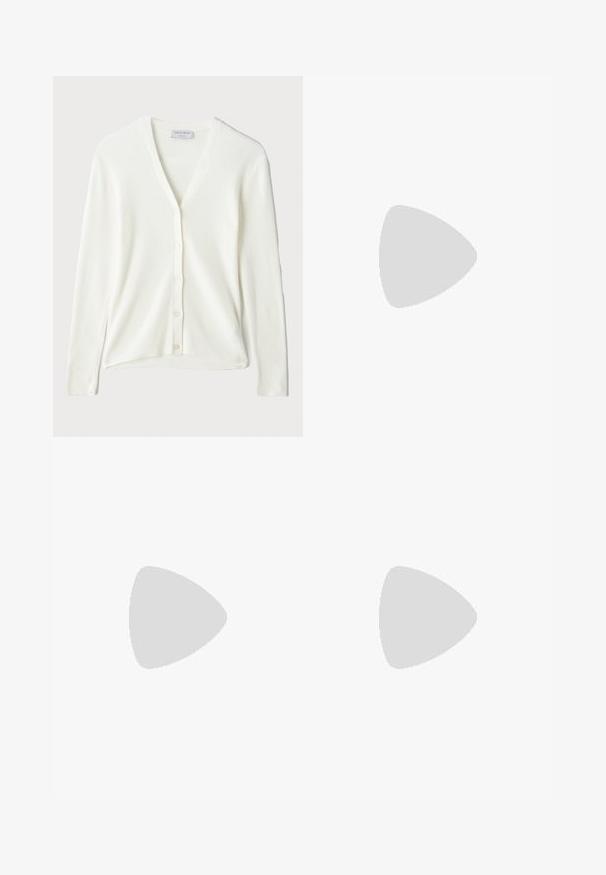 Cárdigan blanco de canalé con escote en V, mangas largas y cierre de botones en la parte delantera. Textura suave y corte relajado.; Camisa de satén marrón con cuello clásico, mangas largas y cierre frontal de botones. Destacada por su textura suave y su ajuste entallado.; Pantalones de pierna ancha en una tela amarilla mostaza, con bolsillos frontales y una textura suave, con un diseño limpio y a medida.; Zapato de tacón alto de cuero blanco con punta afilada, correa en el tobillo y un delgado tacón de aguja. Textura lisa con un sutil acabado brillante.