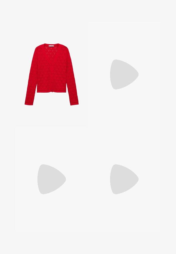 Rode gebreide cardigan met een V-hals, lange mouwen en een kantpatroon. Voorzien van knoopsluiting en een decoratieve zoom aan de onderkant.; Twee katoenen crop tops in wit en zwart. Elke top heeft een diepe halslijn en dunne schouderbandjes, met een gladde, zachte textuur.; Witte midi-rok van lichtgewicht stof, met een hoge, geplooide tailleband en een volumineuze, vloeiende silhoutte met subtiele textuur.; Rode leren balletschoenen met een vierkante neus en een gewikkelde enkelband. Soepele textuur en een kleine zwarte hak.; Heldere acetaat kattenoorbril met gele getinte lenzen, gedragen door een persoon in een donkere leren jas en een rode coltrui. Gladde textuur.