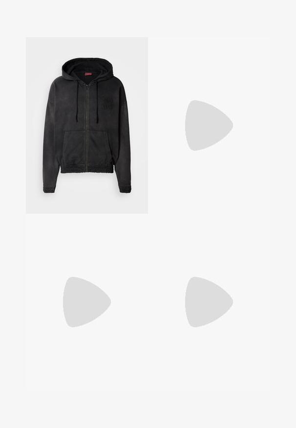 Svart hettejakke med glidelås laget av myk stoff, med en frontlomme, ribbestrikkede mansjetter og et brodert "HUGO"-logo på brystet.; BOSS TEE - T-shirts - open white; Sorte bomullsbukser med rett passform, med knapplukking, beltehemper og minimalistisk design. Glatt tekstur, ingen mønstre.; Svarte lavtopp lær sneakers med svarte snører og off-white såle vist i sidesyn på hvit bakgrunn.