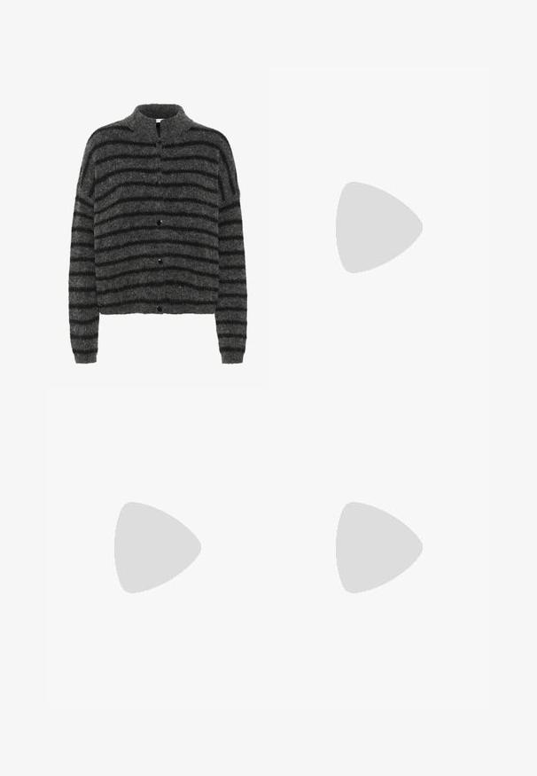 Fuzzy, grå cardigan med svarta horisontella ränder, med krage och fem svarta knappar fram. Texturerat, mjukt material.; Svart kortärmad topp gjord av stretchigt tyg, med en figursydd design och veckad detaljering på sidorna. Slät textur, klassisk form.; Svarta byxor med rak passform, utrustade med framfickor och sidoklyvningar vid fållen. Tillverkade av mjukt, slätt tyg. Lämpliga för olika tillfällen.; Svarta platta sandaler med en glänsande yta, tre tunna remmar och en cirkulär detaljer i metall vid tån. Elegant design med en minimal klack.