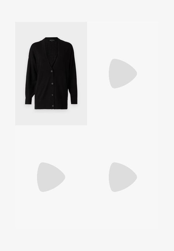 Armani Exchange Kardiganas - black; Juodas trumpomis rankovėmis T-marškiniai, pagaminti iš medvilnės. Su apvaliu kaklu ir iškilniu „Armani Exchange“ tekstu palei petį. Paprastas dizainas.; Juodos odinės plačios kojų kelnes su priekinių kišenių, lygia priekiu ir matomais siuvimo apdailos elementais. Uždarytos sidabro sagomis juosmens srityje.; Juodas odinis sportinis batai be raištelių su baltu padu, auksiniu "Armani Exchange" logotipu šone ir minimalistinėmis siuvimo detalėmis.