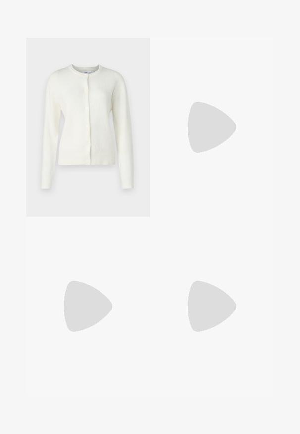 Cardigan bianco in un tessuto morbido e strutturato. Presenta un colletto rotondo, maniche lunghe e bottoni frontali per la chiusura. Design minimalista.; Maglietta in cotone nera con scollatura tonda, maniche corte e logo ricamato sul petto. Design semplice e vestibilità rilassata senza motivi.; Pantaloni neri su misura con un design a gamba dritta, caratterizzati da una texture liscia e pieghe ben definite sul davanti. Senza hardware visibile.; Décolleté in pelle eco-patent nera con punta affilata, cinturini alla caviglia regolabili e tacco sottile. Texture liscia con una finitura lucida.