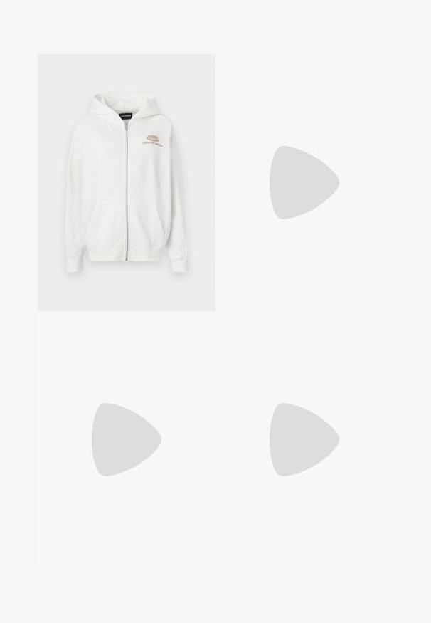 Bela zip-up kapuca iz mehkega blaga, z sprednjim logotipom "EVERYDAY AMBITION" v svetlo rjavi barvi. Vključuje kenguru žepke in rebraste manšete.; Črna bombažna majica s kratkimi rokavi in okroglo ovratnikom, ki na prsih prikazuje bele Adidasove logotip. Enostaven dizajn, sproščen kroj.; Črne široke trenirke iz mehkega blaga, z elastičnim pasom in majhnim logotipom na levi strani.; Črne usnjene superge z belimi črtami, gumijastim pokrovom za prste, črnimi vezalkami in kremasto obrobo podplata. Gladka tekstura z sijočim zaključkom.