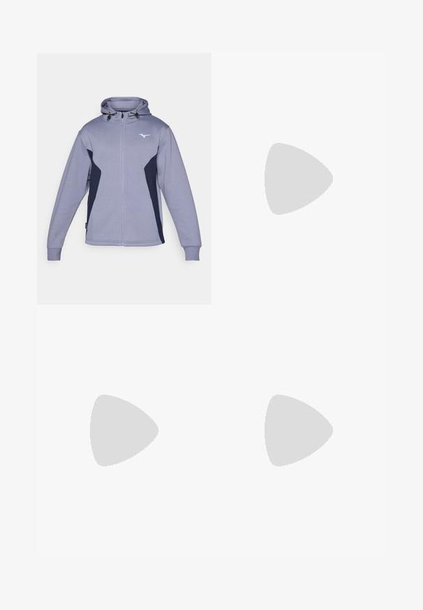 Šviesiai violetinė zip-up džemperis su tamsiai mėlyna akcentu, su raišteliu ant galvos ir ilgomis rankovėmis. Yra mažas logotipas ant krūtinės ir gumburuoti šonu.; Balti polo marškinėliai, pagaminti iš medvilnės. Yra klasikinis apykaklė, trumpomis rankovėmis ir siuvinėtas logotipas ant krūtinės. Lygus, lengvas audinys.; Smėlio spalvos kelnės tiesiu kirpimu, su klostėmis, mygtuko užsegimu ir diržo kilpelėmis. Lygus audinys su švariu, pritaikytu įvaizdžiu.; BOSS BALTIMORE - Sportbačiai - open blue