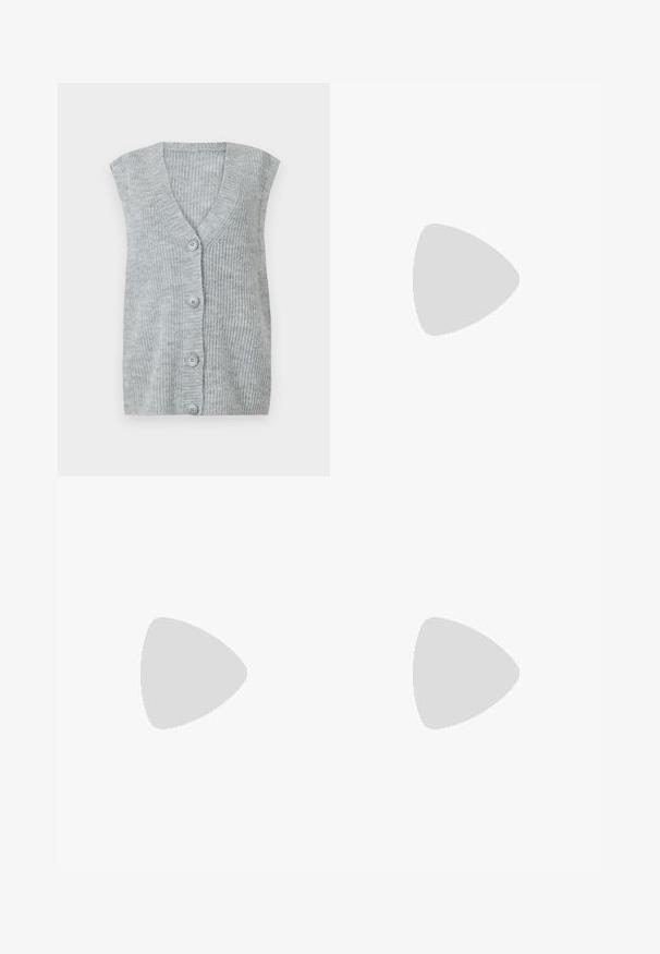 Grijze gebreide mouwloze cardigan met een v-hals, vijf knoopsluiting aan de voorkant en geribbelde textuur. De stof lijkt zacht en lichtgewicht.; Bruine lange mouwen top met een brede halslijn en een knoopdetail aan één zijde, gemaakt van zachte, gestructureerde stof.; Marineblauwe geplooide rok met een brede tailleband, gemaakt van een gladde stof. Bevat verticale plooien en valt tot halverwege de kuit.; Roze suède hoge hak sandaal met blokhak, open teen en enkelband met een gouden gespsluiting. Vlakke voorkant band.; Bruine faux leren schoudertas met een gebogen vorm, minimale stiksels en een gouden hardware-accent. Voorzien van een bovenste ritsluiting en een verstelbare schouderband.