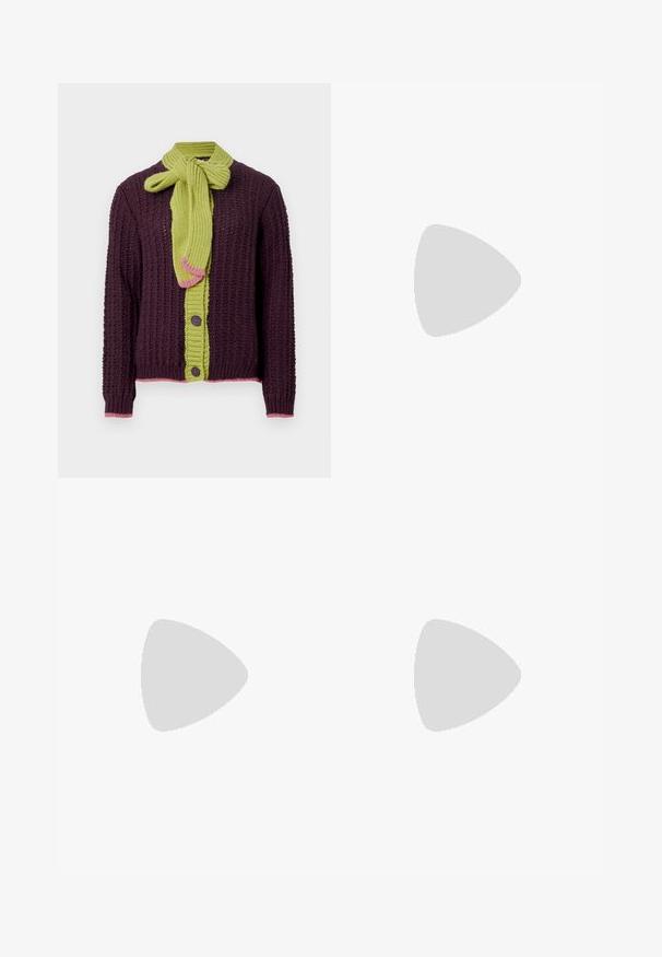 Pletený cardigan v tmavě fialové barvě s texturovaným vzorem. Má jasně zelený šátek na zavázání, růžové akcenty a hnědé knoflíky podél přední části.; Hnědé tričko s krátkým rukávem vyrobené z měkké látky, s kulatým výstřihem a volným střihem. Bez viditelných vzorů nebo dekorací.; Hnědé džíny s širokými nohavicemi vyrobené z denimu, s vysokým pasem, předními kapsami a klasickým zapínáním na knoflík. Hladká textura s jemným švem.; Hnědé kožené sandály s kříženými pásky, uzavřením na přezku u kotníku a plochou podrážkou s minimem švů.; Bílá kožená kabelka s dvojitými uchy a odnímatelným popruhem, která má přední zipovou kapsu a hladký povrch. Nese se na paži osoby.