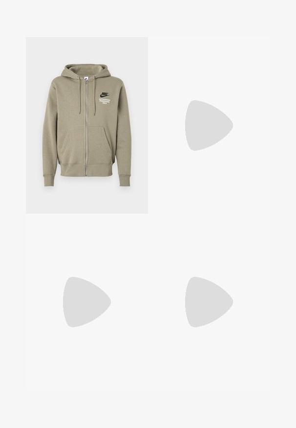 Oliwkowa bluza z kapturem zapinana na zamek, wykonana z miękkiej mieszanki bawełny, z kapturem, przednimi kieszeniami oraz nadrukowanym logo Nike z napisem "ZAUTORYZOWANY PERSONEL TYLKO".; Biała bawełniana koszulka z okrągłym dekoltem, krótkimi rękawami i czarnym logo Nike na lewej piersi. Prosty, jednolity wzór.; Białe dresowe spodnie z elastycznym pasem i sznurkiem. Na lewym udzie znajduje się czarne logo Nike. Zakończenia w nogawkach są ściągane. Miękka tekstura materiału.; Białe sneakersy Nike Air Max 90 mają górę z gładkiej skóry i siateczki, perforowane detale, poduszkę powietrzną oraz widoczny element powietrzny dla wygody.
