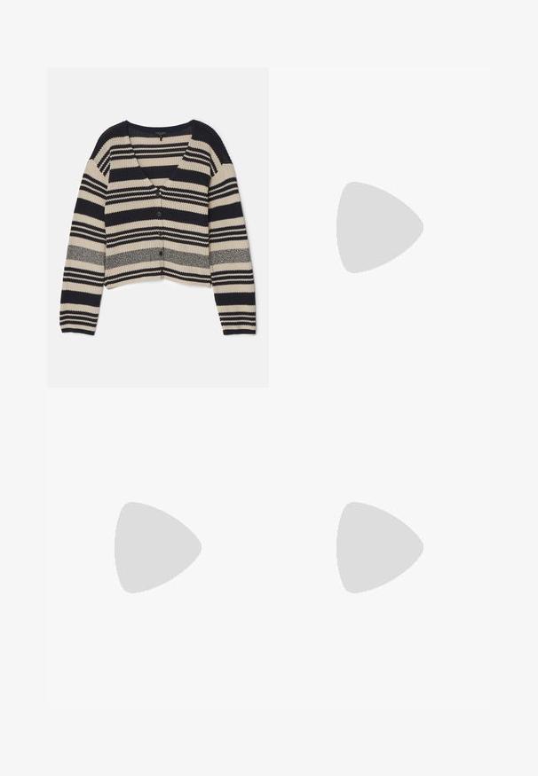 rag & bone - Kardigan; Biała bawełniana koszulka z krótkim rękawem, okrągłym dekoltem, luźnym krojem i przeszytym brzegiem. Metka widoczna wewnątrz dekoltu.; Białe spodnie typu wide-leg wykonane z bawełny o gładkiej fakturze. Posiadają zapięcie na guzik z przodu, zamek błyskawiczny oraz cztery kieszenie.; Czarna skórzana szpilka z ostrym czubkiem i okrągłym, kulistym obcasem. Gładka tekstura z eleganckim, minimalistycznym wzornictwem.; Złożona beżowa skórzana kopertówka z srebrną metalową ramą, z dwoma okrągłymi dekoracyjnymi zapięciami i srebrnym łańcuszkiem.