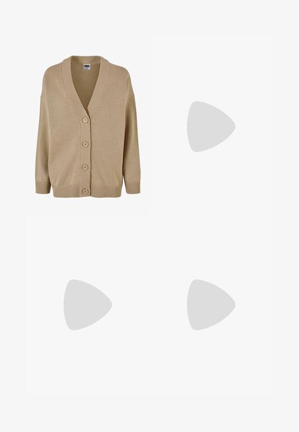 Beige gestrickte Strickjacke mit V-Ausschnitt, geripptem Kragen und Knopfleiste mit fünf Knöpfen. Sie hat lockere Ärmel und ein strukturiertes Stoffmuster.; Weiße Bluse aus glattem Stoff, mit einem gerafften hohen Kragen, Knopfleiste und langen Ärmeln mit Bündchen.; Helle blaue Jeans mit hoher Taille, fünf Taschen, Hardware in Kupferoptik und dezentem Ausbleichen, mit einem Etikett am Bund.; Weiße Sneaker mit strukturiertem Mesh und glatten synthetischen Komponenten, ausgestattet mit einer dicken Sohle und schwarzer Schrift auf der Ferse. Kombiniert mit hellblauen Jeans.; Beige Handtasche mit Muster, goldenen Beschlägen, Ledertragegriff und Kettenakzent. Verfügt über einen Reißverschluss und ein Logodetail auf der Vorderseite.