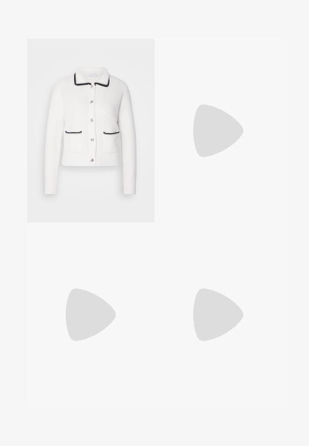 Biely vlnený kardigán s golierom, čiernym lemovaním a dvoma prednými vreckami. Má strieborné gombíky a rebrované manžety a spodný lem.; Biela bavlnená tričko s voľným strihom, krátkymi rukávmi s manžetami, okrúhlym výstrihom a hladkou textúrou. Jednoduchý, minimalistic design.; Čierne nohavice z bavlneného zmesového materiálu s rovnými nohavicami, predným zapínaním na gombík a dvoma bočnými vreckami. Hladká textúra, žiadne viditeľné vzory.; Svetloružové slingback baleríny s jemne špicatou špičkou, vyrobené z hladkého materiálu pripomínajúceho kožu. Majú výrezové detaily na stranách a plochý opätok.