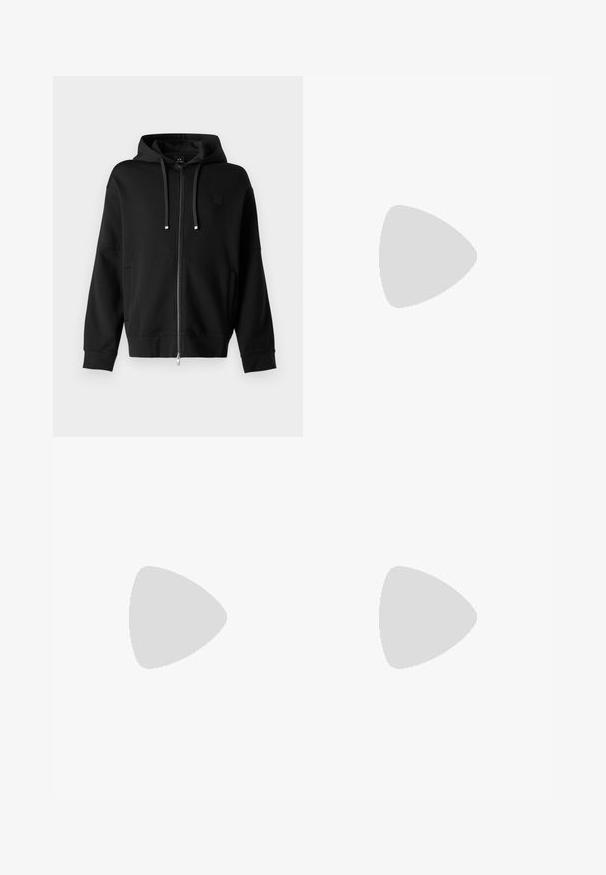 Felpa nera con zip, cappuccio con lacci, polsini a coste, due tasche laterali e un logo discreto sul petto. Tessuto morbido.; T-shirt nera in cotone con maniche corte, collo rotondo, cuciture beige di accento sulle spalle e logo ARMANI EXCHANGE al centro.; Pantaloni neri realizzati in un tessuto leggero e strutturato, con taglio dritto, vita elasticizzata e tasche laterali con zip.; Sneakers in suede nera con suole in gomma bianca, dotati di punta tonda e lacci, indossati con pantaloni grigi su misura.