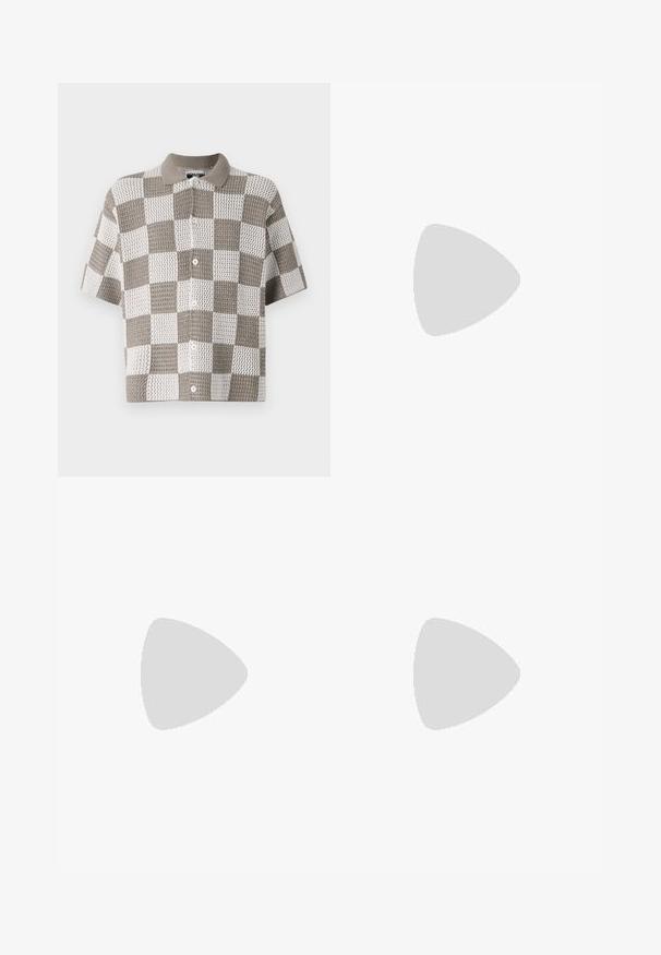 Korte mouwen, overhemd met knopen en een dambordpatroon in bruin en wit. Gemaakt van gestructureerde gebreide stof met een kraag.; Witte t-shirt met korte mouwen, gemaakt van zachte stof. Ronde halslijn, relaxte pasvorm en een eenvoudig ontwerp zonder versieringen of patronen.; Khaki broeken met een rechte pijpdesign, voorzien van een knoopsluiting en een geplooide voorkant. Gemaakt van gladde stof met een matte afwerking.; Beige suède sneakers met witte leren accenten en bruine rubberen zolen. Voorzien van een ronde neus, veters en een gouden logo aan de zijkant.; Zwarte rechthoekige zonnebril met donkere lenzen, voorzien van een dik montuur, subtiele accenten aan de zijkanten en zonder zichtbare logo's behalve de merknaam.