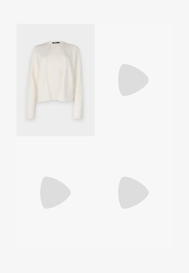 Cardigan de cor creme, feito de material suave. Apresenta mangas longas, um pescoço redondo e um detalhe costurado verticalmente ao longo da abertura frontal.; T-shirt preta de mangas curtas com decote redondo, feita de tecido de algodão suave. Design simples, sem logótipos ou padrões visíveis.; Jeans de perna larga bege feitos de algodão. Apresentam um fecho de botão, passadores para cinto e bolsos frontais com uma textura lisa e suave.; Sandal com biqueira afilada em couro preto, com cinta no tornozelo e salto grosso. Textura lisa, design elegante e estética minimalista.