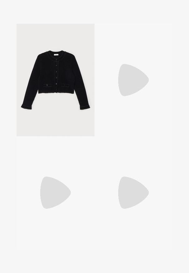 Musta neulottu lyhyemmät kardiganit, joissa on pitkät hihat, pyöreä pääntie, nappisulku ja pienet taskut. Rakennekangas, jossa on röyhelöreunat.; Valkoinen hihaton paita, joka on valmistettu sileästä kankaasta, pyöreällä kaula-aukolla ja hienovaraisilla pussituksilla hartioissa, kaarevalla helman ihanalla muotoilulla.; Lepas hitam lebar dari kulit dengan tekstur halus, dilengkapi saku depan, penutupan kancing, dan detail jahitan yang halus.; Mustat nahkakengät, joissa on korkea kantalukko, terävä kärki, ristikkäin menevät hihnat ja hoikka stiletto-korko. Tasainen pinta ja vähäiset korostukset.