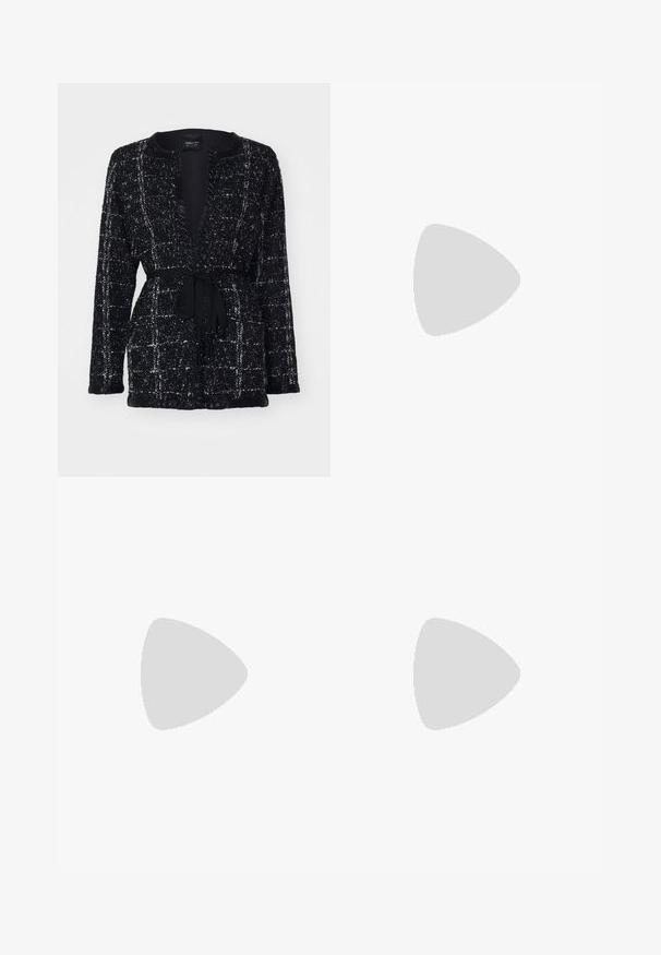 Marc Cain Gilet - black; Robe vert olive à décolleté en V, manches bouffantes et fermeture à boutons, dotée de coutures verticales et de boutons en métal.; Jupe plissée noire avec un ourlet asymétrique, associée à des ballerines rouges brillantes avec un design à bandoulière. Le tissu a une texture lisse.; Lunettes de soleil carrées teintées en rouge avec des verres marron. Fabriquées en plastique translucide. Présentent un design angulaire prononcé et un branding subtil sur la branche.; Collier en chaîne en métal argenté avec des perles blanches alternées, présentant un fermoir sécurisé et une finition lisse et polie.