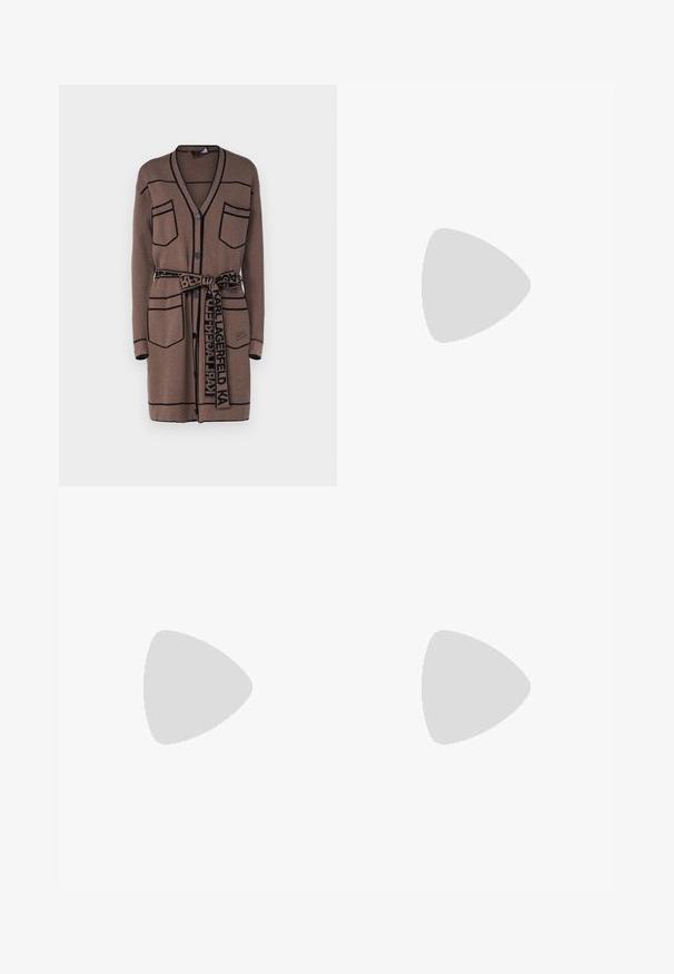 KARL LAGERFELD LOGO BELTED - Kardiganas - beige/black; Juodas trumpas rankovėmis pull-over tipo megztinis, pagamintas iš lengvos medžiagos su lygiu paviršiumi ir prigludusia forma, turintis aukštą apykaklę.; Agolde HARPER CROP - Platėjantys džinsai - blue; Aukšti juodi odiniai batai su liekna forma, smailiu smaigaliu ir aukso grandinėlės akcentu ties kulkšnimi. Žemas bloko kulnas. Lygi tekstūra.
