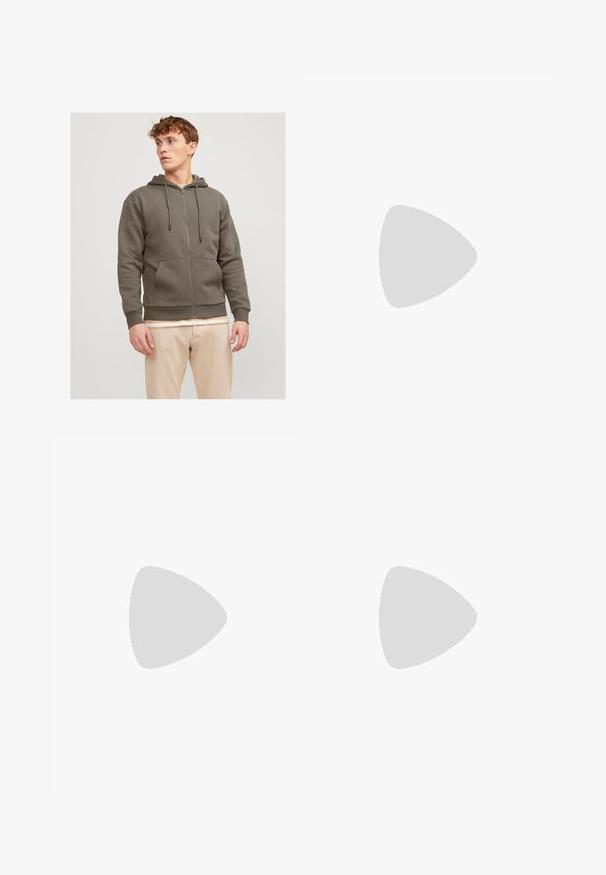 Jack & Jones JJEBRADLEY ZIP HOOD - Majica s kapuljačom i patentnim zatvaračem - bungee cord; Bjela pamučna majica s kratkim rukavima i okruglim izrezom. U središtu se nalazi natpis "DOBRODOŠLI U RAJ" u zakrivljenom zelenom fontu.; Bijele trenirke napravljene od mekanog materijala, s elastikom u struku i na manžetama, glatke teksture i labavog kroja.; Bijele i sive atletske cipele s crnim naglaskom, sa dizajnom od antilopa i mrežastih materijala, gumene potplate i bijele vezice.