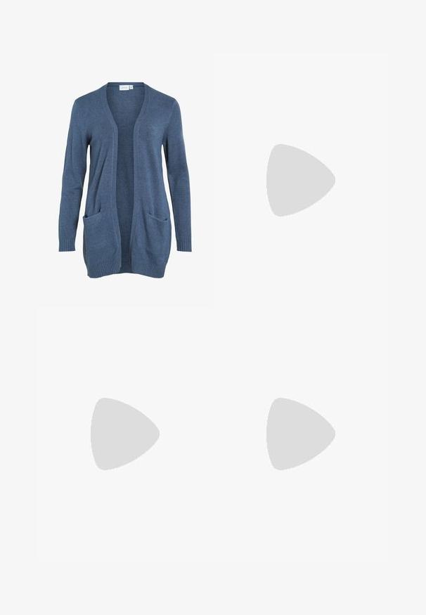 Tumesinise kudumisega lühikeste varrukatega, avatud esiosaga kardigan, millel on kaks eesmist taskut ja soonikkäised. Pehme tekstuur, mugav lõige.; Valge ribakujuline tank top, millel on ümmargune kaelus, varrukateta disain ja lühike pikkus. Silt ütleb "JJXX." Sile kangast tekstuur.; Mustad, laiad püksid elastse vöökohtaga, valmistatud siledast kangast. Omab lihtsat disaini, ilma taskute või nähtavate õmbluste detailideta.; Mustmust ja halli nubukist tennisajal on suur kreemjas "N" logo, lilla paelad ja tekstureeritud kummist välispohja.