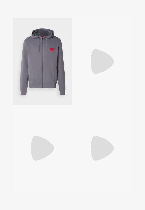 Grauer Reißverschluss-Hoodie mit einer Kordelzugkapuze, seitlichen Taschen, gerippten Bündchen und einem roten quadratischen Logo-Patch auf der linken Brust. Glatte Textur.; Schwarzes Baumwoll-T-Shirt mit fettem roten "HUGO"-Schriftzug auf der Vorderseite, kurzen Ärmeln, rundem Ausschnitt und lässiger Passform.; Schwarze Sweatpants aus weichem Stoff, mit einem Kordelzugbund, schmaler Passform und einem rotenLOGO-Patch am linken Oberschenkel.; EA7 Emporio Armani LACES UNISEX - Sneaker low - black/white