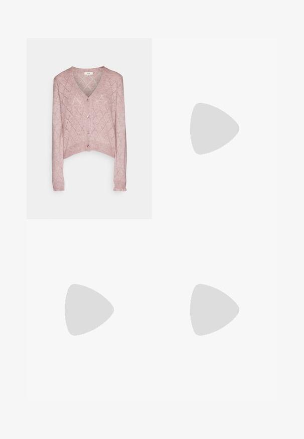 JDY JDYLETTY LS V-NECK - Vesta na kopčanje - woodrose; Bijela uska majica od rebrastog materijala s kratkim rukavima i nabranim detaljima sa strane za teksturu i oblik.; Bijele hlače širokih nogavica napravljene od lagane tkanine. Imaju elastičan pojas s ušicom i bočne džepove. Glatka tekstura.; Bijela sandala na visokoj potpetici s debelim petom, s remenom i vezanjem oko gležnja. Glatka tekstura s platformom sprijeda za dodatnu visinu.