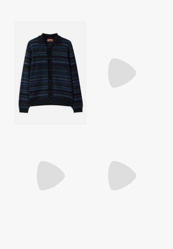 Zavazovací kardigan s cípovým vzorem v modrých a černých tónech, s žebrovaným límcem a manžetami, vyrobený z strukturovaného pleteného materiálu.; Černé tričko s krátkým rukávem a kulatým výstřihem s jemným raženým vzorem a štítkem značky uvnitř límce, položené na bílém pozadí.; Šedé kalhoty na míru vyrobené z texturované tkaniny, s dvěma předními záhyby a rovnými nohavicemi. Bez viditelných kapes nebo ozdob.; Bílé kožené tenisky s šedými semišovými akcenty, šněrovací design, poutko a texturovaná gumová podrážka s cik-cak vzorem.