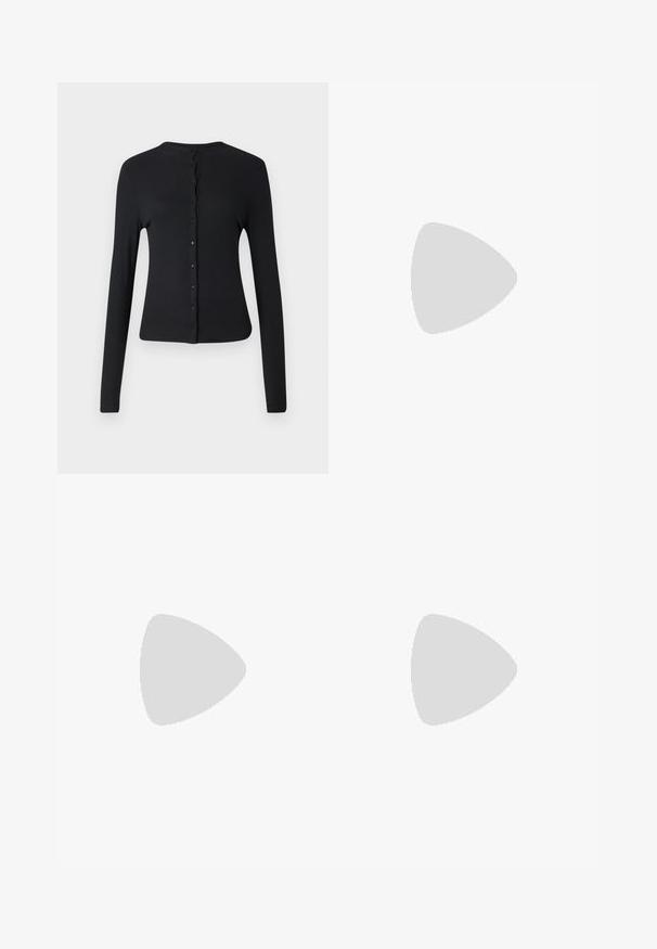 Zwarte lange mouwen cardigan van ribstof met een ronde halslijn en een rij knopen aan de voorkant. Gladde textuur en aansluitend ontwerp.; Witte lange mouwen shirt gemaakt van zachte stof. Kenmerkt zich door een getailleerd ontwerp met geplooid detail bij de taille en een ronde halslijn.; Donkerblauwe denim jeans met een rechte pijp, voorzien van een sluiting met een knoop aan de voorkant, vijf zakken en zichtbare stiksels langs de naden.; Zwarte leren kniehoge laars met een spitse neus en een kleine blokhak, met een gladde textuur en een strakke silhouet.; Ronde, bruin getinte zonnebril met een glanzend bordeauxrood frame. Slanke pootjes met subtiele merkdetails. Vlakke lensontwerp.; Een stapel van twee ringen; de bovenste is amberkleurig met krommingen, en de onderste is lichtbeige; beide zijn glad en glanzend van hars.