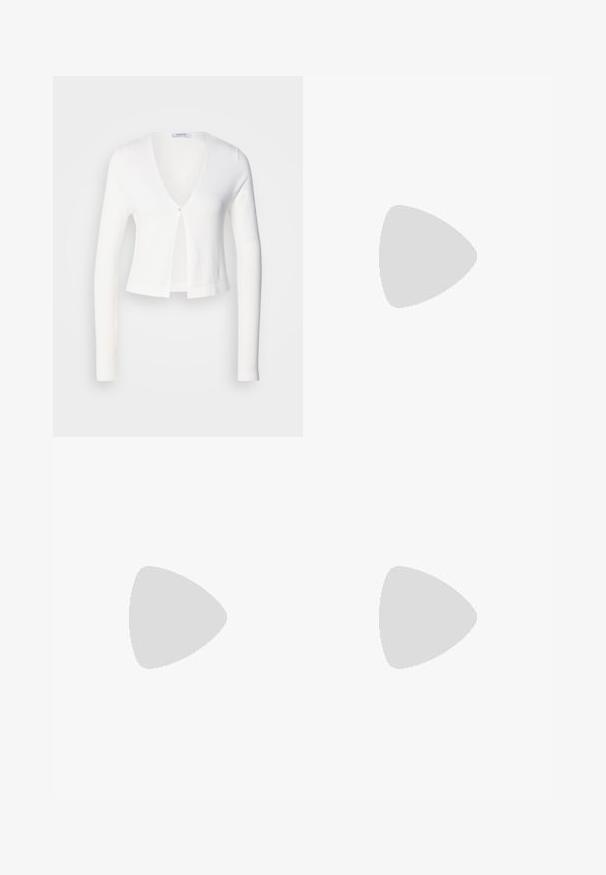 Cardigan alb scurt cu mâneci lungi, de tip v-neck, și un singur nasture la închidere în față. Textură moale și material ușor.; Top din bumbac de culoare crem, cu decolteu adânc în V și detalii cu bretele intersectate. Fabricat dintr-un material moale, cu o textură netedă, fără aplicații.; Pantaloni negri cu picioare largi, talie înaltă, detalii cu butoane pe talie și pliseuri în față.; Botine negre din piele lacuită, cu vârful ascuțit și toc bloc de înălțime medie. Textură netedă și design minimalist.