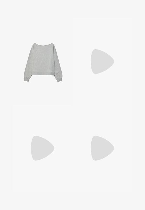 Sivi skraćeni dukserica s dugim rukavima, širokim izrezom, i rebrastim manžetama i donjim dijelom. Izrađena je od mekog pamuka s glatkom teksturom.; Bijela majica dugih rukava od rebrastog materijala s okruglim izrezom i ravnim donjim rubom. Jednostavan, jednoličan dizajn.; Bijele hlače širokog kroja od mekog materijala. Imaju elastični pojas s vezicom i glatku teksturu. Nema vidljivih uzoraka ili metalnih dijelova.; Srebrne tenisice s teksturiranim mrežastim gornjištem i iridescentnim akcentima, s debelim bijelim potplatom i vezanjem na vezice.; Bežna torba od mekog materijala s opuštenim dizajnom, šivanim detaljima i dva remena za rame. Pogodna za svakodnevnu upotrebu.