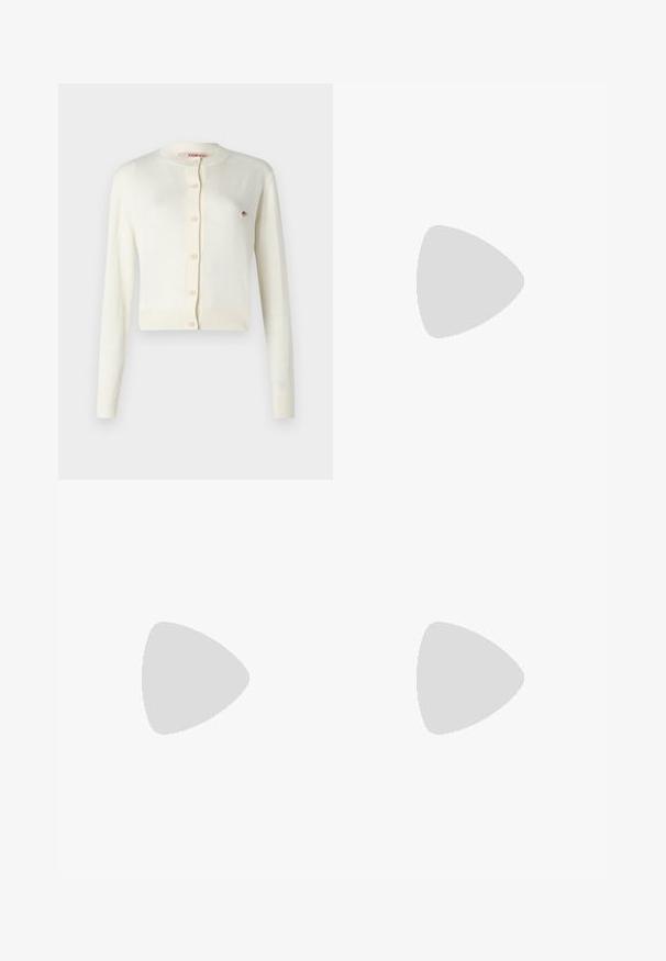 Krämfärgad cardigan med långa ärmar, rundad halsringning och fem knappar i fram. Har en liten broderad logotyp på vänster bröst.; Vit kortärmad t-shirt i ribbat tyg. Rund halsringning, normal passform och diskreta sömdetaljer. Inga mönster eller tryck.; Stickad vit midi-kjol med en strukturerad mönster med vertikala linjer och utskärningar vid fållen. Elastisk midja. Mjuk material.; Svart läderballerinaskor med rund tå, slät yta, minimala söm detaljer och en flexibel sula.; Brun läderhandväska med klaffstängning, guldfärgad hårdvara, axelrem och en slät yta. Kompakt rektangulär form.