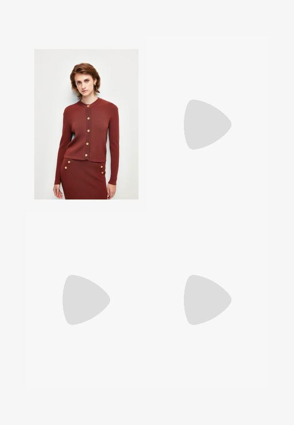 Geribbelde, roestkleurige cardigan met lange mouwen, ronde halslijn en houten knopen aan de voorkant. Zachte textuur, aansluitend ontwerp.; Zwarte top met lange mouwen en een V-hals, voorste strikdetail en een flair taille. Gemaakt van zacht materiaal met een relaxte pasvorm.; Zwarte maxi-rok van gladde stof, met een geraffineerde tailleband en vloeiende uitstraling, gecombineerd met zwarte sandaaltjes met bandjes.; Zwarte lakleren slingback hakken met een puntige neus en een stilettokant. Kenmerkt zich door een uitsnijd ontwerp en een verstelbare band met metallic hardware.