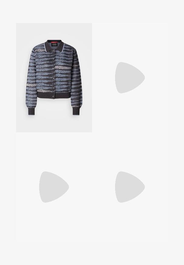 Chaqueta de punto con cuello, que presenta un patrón de diseños en forma de hoja en azul claro y oscuro, botones de presión y puños y dobladillo acanalados.; Top de algodón blanco sin mangas con un escote amplio y tirantes finos. Textura suave sin patrones o embellishments visibles.; Pantalones de pierna ancha en azul marino, fabricados con un material ligero. Presentan una superficie ligeramente texturizada, cinturilla elástica y costuras en la parte delantera.; Bailarinas de charol blancas tipo Mary Jane con punta afilada, hebilla lateral y tacón negro bajo. Textura suave y diseño minimalista.