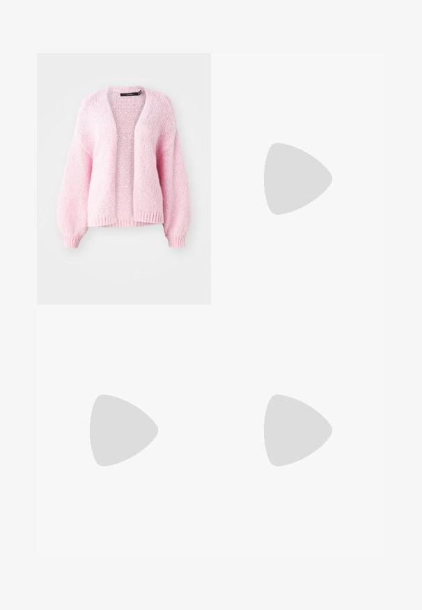 Vero Moda VMMAYBE LS OPEN NOOS - Casaco de malha - parfait pink; Três camisetas de manga longa empilhadas: preta, cinza e branca. Cada uma tem um decote redondo e um design cropped, feitas de um tecido leve e suave.; Leggings pretos em flare feitos de um tecido elástico. Apresentam uma cintura larga e uma textura suave, com um silhueta ajustada que se alarga na bainha.; Tênis de camurça cinza com atacadores brancos, riscas pretas e uma sola de borracha branca. Apresenta um logótipo circular na língua e uma sola de borracha.