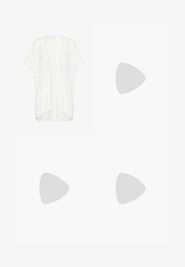 Cardigan bianco lavorato a maglia con un motivo a zigzag, dalla vestibilità ampia, maniche corte e orlo posteriore più lungo. Il tessuto è leggero e strutturato.; T-shirt nera a maniche corte realizzata in tessuto morbido, con scollatura rotonda e vestibilità comoda, caratterizzata da una texture liscia e senza pattern.; Pantaloni culotte neri in poliestere con una cintura elastica, due pieghe frontali e una silhouette ampia. Nessun motivo visibile o dettagli in metallo.; Sandal in camoscio marrone con tacco alto, punta aperta, cinturino alla caviglia regolabile e suola a piattaforma striata.