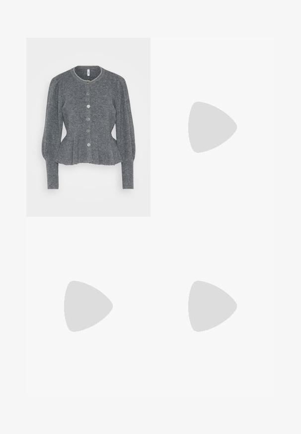 Grijze gebreide cardigan met een ronde hals, lange mouwen en vijf grote knopen aan de voorkant. Heeft een peplum zoom en ribbeltextuur.; Bruine satijnen slipdress met verstelbare banden, featuring een gedrapeerde halslijn en een rechte silhouet. Zwarte gespenhakschoenen complementeren de outfit.; Zwarte sandaal met bandjes, vierkante teen en een lage blokhak. Voorzien van meerdere dunne bandjes en een verstelbare enkelband. Gemaakt van zacht leer.; Zwarte leren schoudertas met een gladde textuur, rechthoekige vorm en een metallic kettingdetail aan de voorkant. Verstelbare schouderband inbegrepen.; Zilveren druppeloorbellen met een vierkante stud, voorzien van een gladde, gepolijste afwerking en een druppelvorm, die het licht weerspiegelt met een glanzend oppervlak.