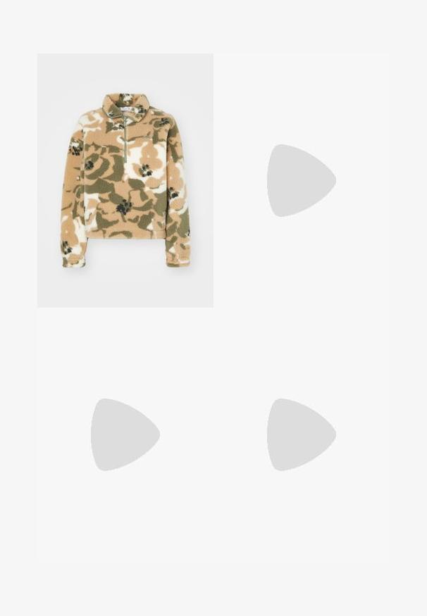 Fleece mikina s polo zipem, zdobená květinovým maskáčovým vzorem v béžové, olivové a krémové barvě. Měkká textura a dlouhé rukávy.; Bílý bavlněný tričko s kulatým výstřihem a krátkým rukávem. Na hrudi se nachází zelený vyšitý logo. Měkká textura, uvolněný střih.; Beige široké kalhoty s elastickým pasem a viditelnými bočními švy. Vyrobeno z měkké tkaniny s hladkým povrchem.; Bílé kožené tenisky s akcentem z béžové semiše. Mají zaoblenou špičku, ploché tkaničky a texturovanou podrážku. Logo Lacoste na boku.