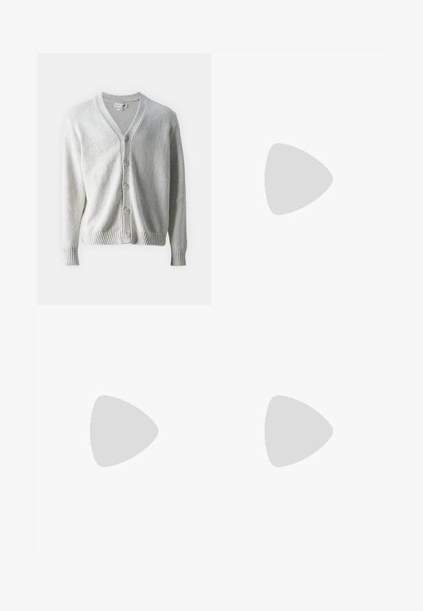 Samsøe Samsøe SAYAMA CARDIGAN - Kardiganas - clear cream; Balta marškinių su ilgomis rankovėmis, vertikaliomis tamsiai mėlynomis juostelėmis, krūtinės kišenė ir klasikiniu apykaklė. Vyriškas audinys su laisvu siluetu.; Šviesiai pilkos plačios kelnės, pagamintos iš minkštos medžiagos. Yra elastingas juosmuo ir šoninės kišenės. Glotni tekstūra su švariu dizainu.; Burgundi odiniai bateliai su rudais guminiais padais, apvaliu pirštu, balta siūle ir auksiniais inkarais. Interjere yra geltonas pamušalas.; Juodos saulės akinius su stambiais rėmeliais nešioja asmuo su garbanotais plaukais. Asmuo apsirengęs dryžuota marškinėliais ir juoda džinsine striuke.