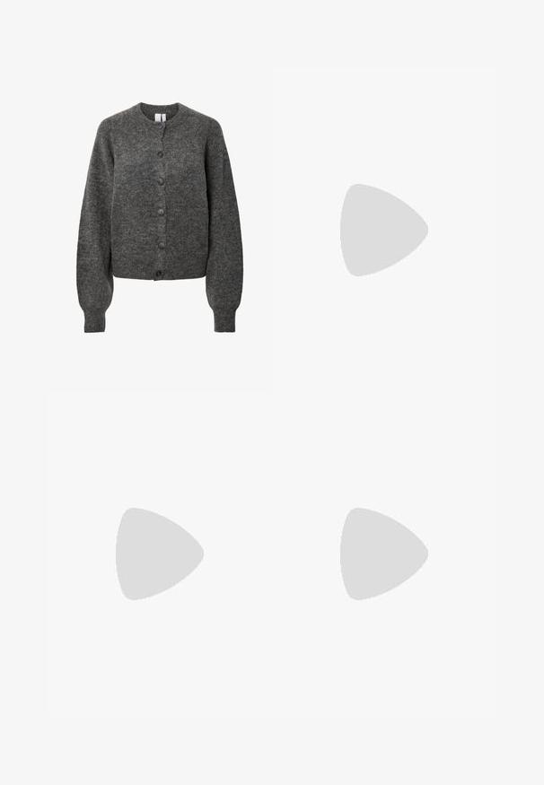 Cárdigan de lana gris oscuro con mangas largas, puños acanalados, cuello redondo y seis botones en la parte delantera.; Dos camisetas de manga larga, una negra y otra blanca, ambas con escote cuadrado y confeccionadas en un tejido suave y elástico.; Pantalones de pierna ancha negros con cintura alta, detalles de botones en la cinturilla y pliegues en la parte delantera.; Botín de charol negro con punta afilada y un tacón de bloque de altura media. Textura suave y diseño minimalista.; Bolso tote de cuero negro con dos asas largas, textura suave y forma estructurada. Cuenta con un bolsillo frontal para almacenamiento adicional.