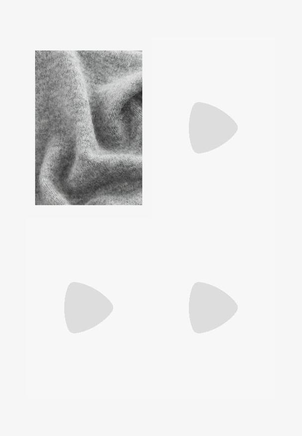 Material tricotat gri cu o suprafață moale și texturată, având variații subtile de nuanță și un aspect ușor pufos.; Tricou din bumbac negru Nike, cu guler rotund clasic, mâneci scurte și un logo subtil embosat pe piept. Textură netedă.; Șorturi negre cu un brâu reglabil, dintr-un material ușor cu o textură netedă și un design simplu, fără logo-uri sau modele vizibile.; Încălțăminte sportivă bej și gri cu parte superioară din plasă texturată, vârf rotund și talpă din cauciuc, având șireturi și un guler căptușit.