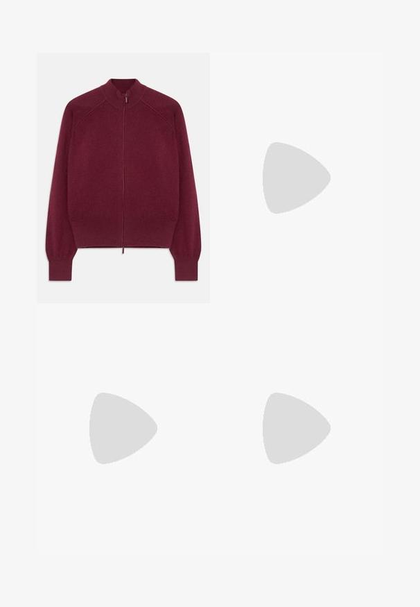 Pull en maille bordeaux à fermeture éclair avec col, poignets et ourlet côtelés, présenté à plat sur un fond blanc.; Haut à manches longues, beige clair avec un col rond. Fait dans un tissu doux, il présente une couture centrale et un ourlet légèrement courbé. Pas de métal visible.; Pantalons rayés bleu foncé à taille haute, avec une coupe large et sans matériel ni embellissements visibles. Texture lisse et ajustement ajusté.; Bottine en cuir noir avec un bout rond, un talon carré, une fermeture éclair sur le côté et des coutures décoratives sur l'empeigne. Texture lisse, design classique.