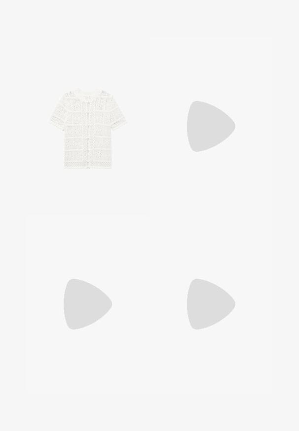 Biely pletený top s krátkym rukávom a textúrovaným otvoreným vzorom, s gombíkovým zapínaním na prednej strane. Priamy strih a okrúhly výstrih.; Čierne a biele tričká s dlhým rukávom, s okrúhlymi výstrihmi, jemnou tkaninou a priliehavým strihom so rovnými spodnými krajmi.; Čierne rozšírené nohavice vyrobené z elastickej látky, so zvýšeným pásom a hladkým povrchom, s priliehavým strihom, ktorý sa rozširuje od kolena.; Čierne lakované kožené sandálové podpätky s špicatou špičkou a geometrickým blokovým podpätkom. Disponujú elegantným, minimalistickým dizajnom a hladkým povrchom.; Čierna kožená taška na rameno s hladkým povrchom, obdĺžnikovým tvarom a dvoma dlhými uchami. Bez viditeľného kovania alebo ozdôb.