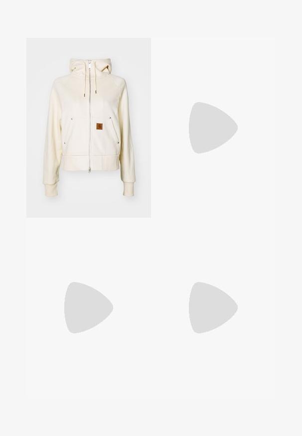 Kremfarget hettejakke med glidelås laget av mykt stoff, med høy hals, to frontlommer og en liten brun logo på venstre lomme.; Hvit bomull t-skjorte med korte ermer og rund hals. Har en svart Adidas-logo på brystet og en kontrasterende svart indre krage.; Carhartt WIP NASHUA DOUBLE KNEE PANT - Jeans relaxed fit - blue; Kremfargede joggesko med tre beige striper, laget av semsket skinn og tekstilmaterialer, med en teksturert såle og preget merkevare på hælen.