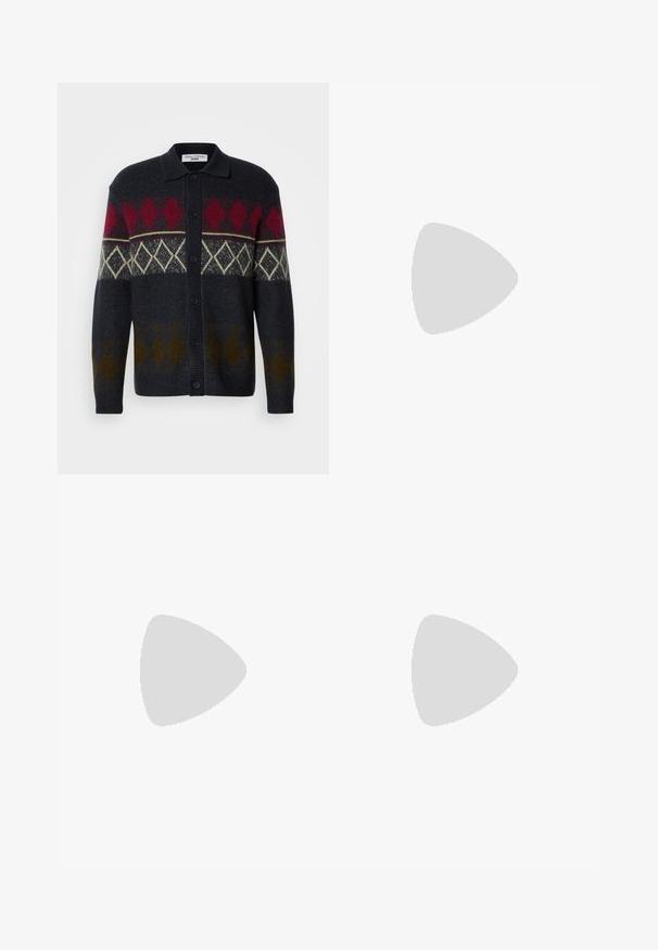 Sötét kötött kardigán, amely vörös, krémszínű és olajzöld argyle mintázattal rendelkezik, galléros nyakkivágással és elől gombokkal.; Fehér, hosszú ujjú, gombos férfiing pamutból. Klasszikus gallérral, gombos mandzsettával és egy kis sötétkék hímzett logóval a mellrészen.; Fekete, túlméretes póló sötétszürke "ALLSAINTS" felirattal a mellkason, alatta kisebb betűkkel "LONDON" felirattal.; Világoskék, slim fit farmernadrág enyhe kopással a combokon, elöl gombos záródással, övbujtatókkal és öt zsebbel, fehér háttérrel.; Tengerészkék sportcipő, velúrból és hálós anyagból készült, texturált részletekkel, fehér középtalppal és kis logóval a saroknál.