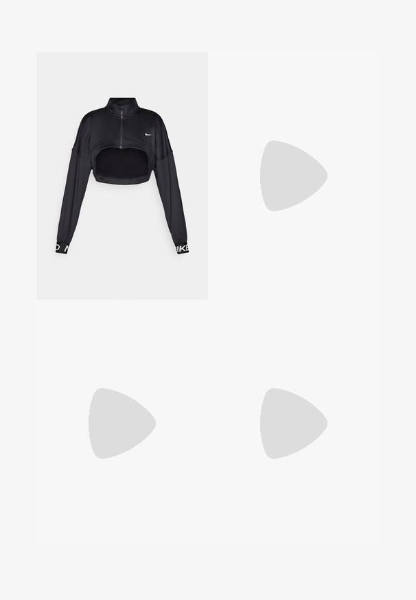 Jachetă sport neagră, scurtă, cu guler înalt, mâneci lungi, fermoar în față și detaliu cu logo alb pe manșetele mânecilor. Textură netedă.; Tricou sport negru din material neted, cu un design frontal legat și un mic logo Nike alb pe piept.; Shorts atletici negri, cu un elastic la talie, având un design stratificat și un mic logo alb Nike în partea stângă jos. Material ușor.; Pantofii de alergare negri de la Nike, cu parte superioară din plasă respirabilă, logo-ul alb Swoosh, detalii texturate și o talpă intermediară ZoomX de culoare crem.