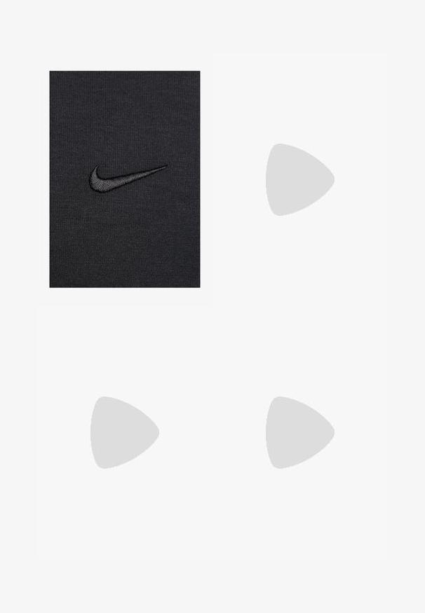 Melna auduma ar ribotu tekstūru ir neliels, izšūts Nike swoosh logo tumšākā melnā krāsā.; Melna Nike skriešanas T-kreklā, kas izgatavots no viegla un elpojoša materiāla, ar īsām piedurknēm un mazu baltu logo uz krūtīm.; Melnas sporta bikses, kas izgatavotas no gludas auduma, ar elastīgu jostu, sašaurinošām kājām un mazu balto logo kreisajā pusē.; Melni sporta apavi ar teksturētu virsu, balto Nike zulumu un balto gumijas zoli. Iezīmējas ar auklu pievilkšanas dizainu un dinamisku formu.