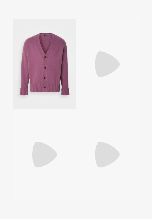 Džemper s V-izrezom od mekog, laganog pletenog materijala. Ima boju mauve, smeđe dugmadi i rebraste manžete i donji rub. Opušteni kroj, dugi rukavi.; BOSS TEE - Osnovna majica kratkih rukava - open white; Bežaste pamučne hlače ravnog kroja s kopčanjem na dugme i plisiranjima sprijeda za dodatni detalj.; Bež kožne tenisice s okruglim vrhom, minimalistički dizajn, suptilni šavovi i teksturirana gornja strana, na svijetloj potplati.