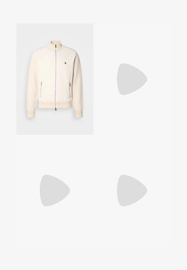Ljusbeige bomberjacka i släta och strukturerade material, med dragkedja, sidofickor och ribbade muddar samt nederkant.; Vit bomull T-shirt med korta ärmar, med en svart "BOSS"-logotyp centrerad på bröstet och en rund nackdesign.; Vita, plisserade byxor med skräddarsydd passform, med en mjuk yta, bälteshängare och avsmalnande ben. Inga synliga fickor eller mönster.; Vit och ljusbeige atletisk sneaker med ett meshöverdrag, perforerade detaljer och en texturerad mellansula med varumärke på hälen.