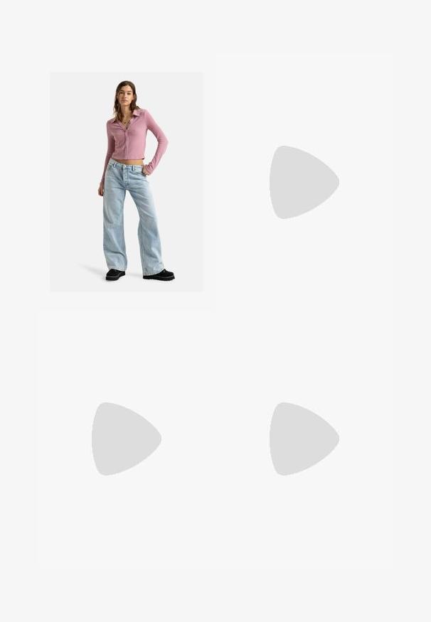 Roxy PETAL BLIZZARD - Cardigan - mauve orchid; Hvid bomuld t-shirt med korte ærmer, rund hals og en glat tekstur. Bagsiden er ensfarvet uden ekstra mønstre eller designs.; Hvide bukser med brede ben og snøre i taljen, vist imod en ensfarvet baggrund, som fremhæver deres afslappede stil og stoftekstur.; Lyserøde ruskindsneakers med mørkeblå læderstriber og gummisål. Funktioner inkluderer flade snørebånd og branding på siden og tungen.